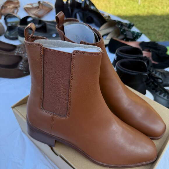 New in box, J Crew Size 8 Chelsea Booties in Glazed Pecan - Picture 3 of 3
